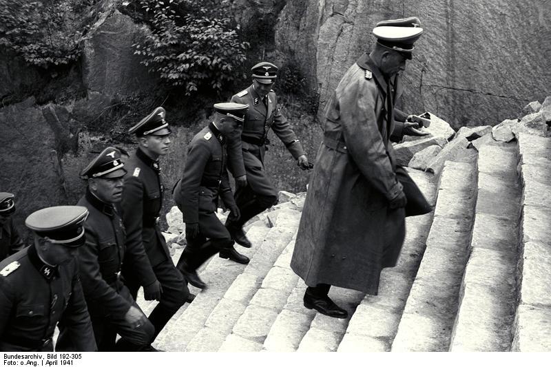 Paul Hausser, fondo a la derecha subiendo las escaleras de la muerte en el campo de concentración de Mauthausen-Gusen, junio de 1941