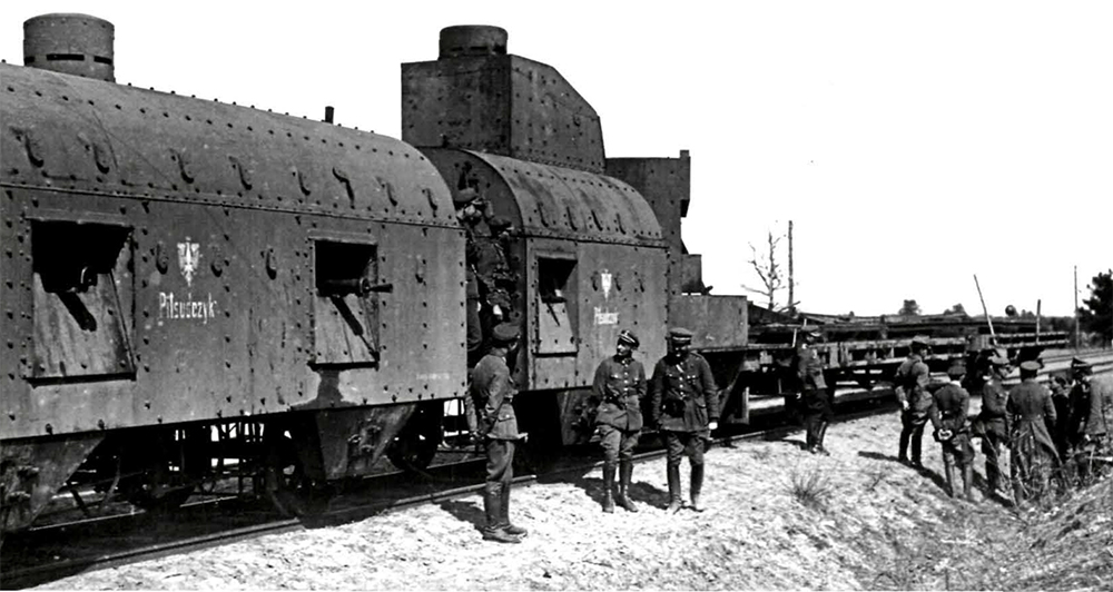El primer tren polaco blindado, el Pilsudczyk, se construyó a partir de componentes de los trenes blindados austrohúngaros capturados en 1918. Esta fotografía muestra el coche de la infantería de asalto en la parte trasera, el coche de artillería en el centro, y el vagón de control en el frente