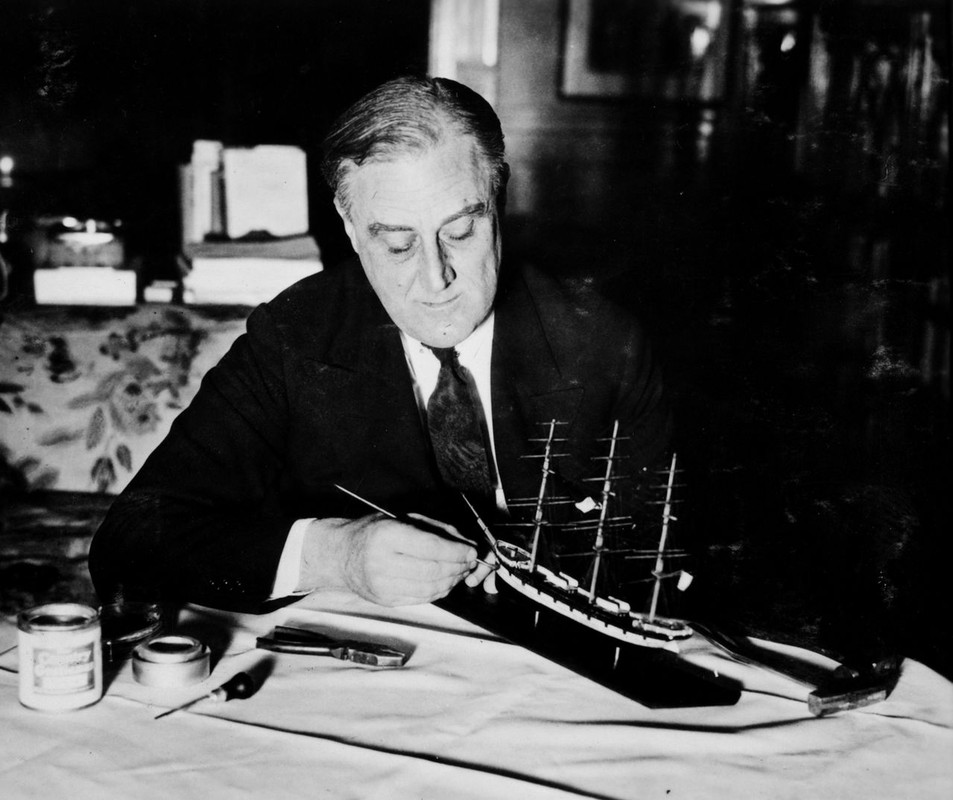 Franklin Roosevelt construyendo un barco a escala en 1930