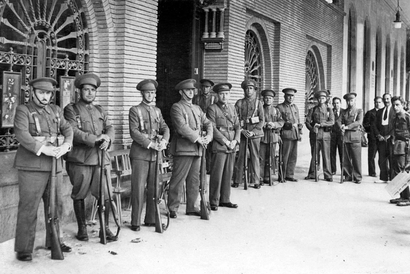 Guardias de asalto a las puertas de correos de Zaragoza en 1936
