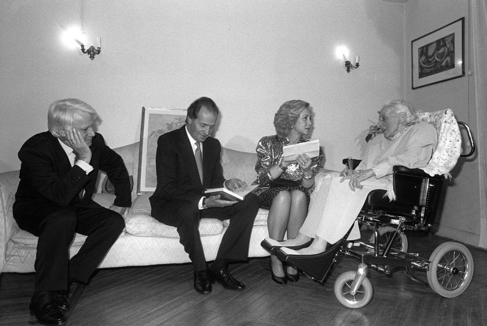 El entonces Ministro de Cultura, Jorge Semprún, acompaña a Doña Sofía y Don Juan Carlos I para entregar el Premio Cervantes a María Zambrano, en 1989