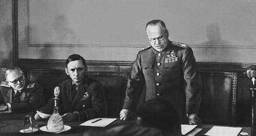 El mariscal Zhúkov leyendo la capitulación alemana. Sentado a su derecha el mariscal del aire Arthur Tedder