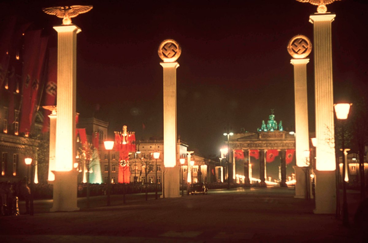 Berlín iluminado a media noche en honor del 50 cumpleaños de Hitler, abril 1939