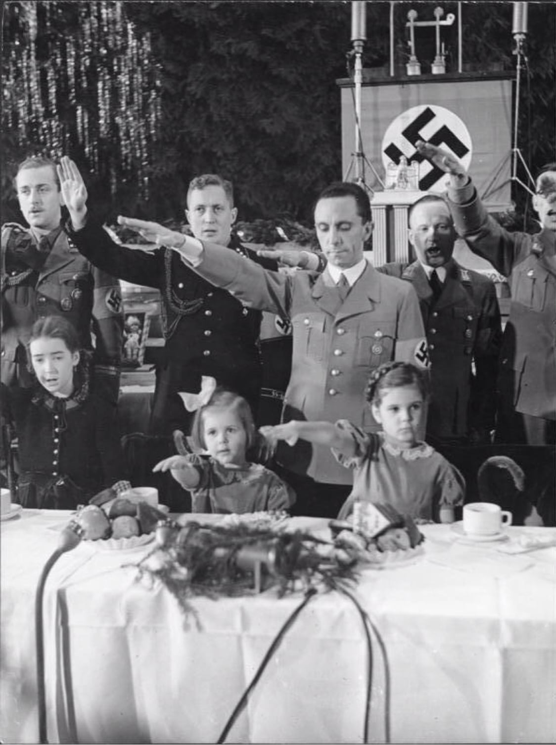 Goebbels junto a dos de sus hijas, Helga y Hilde el 23 de Diciembre de 1937
