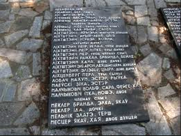 Placa con los nombres de los judíos asesinados en Lakhva