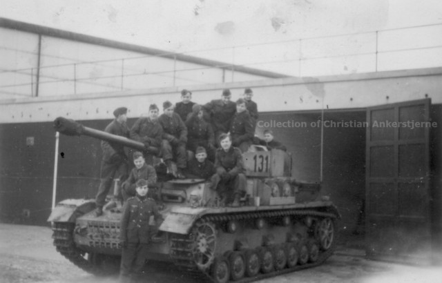 Grupo de soldados en un Pz Kpfw IV Ausf. G, en Viborg, Dinamarca