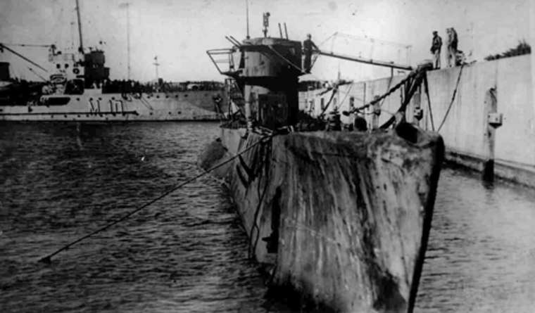 El U-977 amarrado en el puerto de Mar del Plata