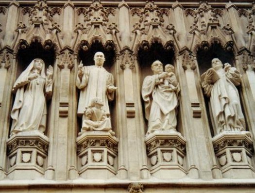 De la galería de Mártires del siglo 20 en la Abadía de Westminster, Madre Isabel de Rusia, Martin Luther King, el arzobispo Óscar Romero, y el Pastor Dietrich Bonhoeffer