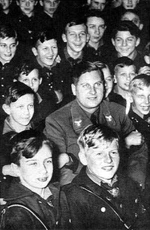 Baldur von Schirach rodeado de niños de las HJ