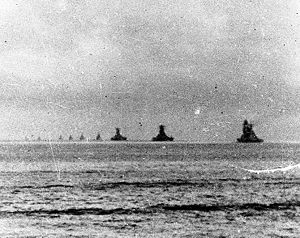 La flota de Kurita abandonando Brunei en fila rumbo a Filipinas, el 22-10-1944, en primer plano el IJN Nagato. En segundo plano, el IJN Musashi y el IJN Yamato, más adelante los Cruceros IJN Maya, IJN Chokai, IJN Takao, IJN Atago, IJN Haguro e IJN Myoko