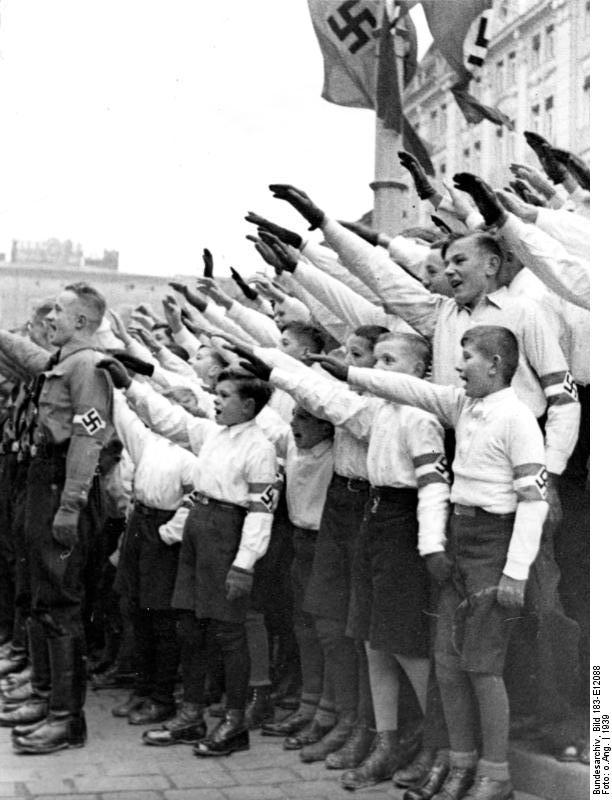 Jóvenes de Posen saludan al Ministro del Interior del Reich, Dr. Frick, 1939