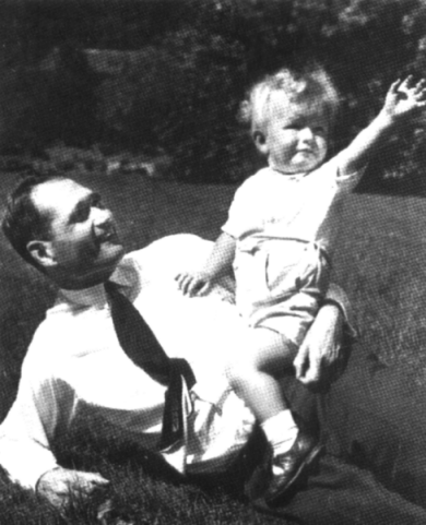 Rudolf Hess con su hijo