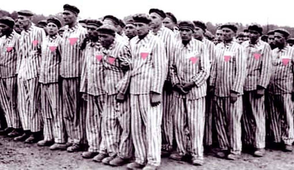 Prisioneros gays de Buchenwald con un triángulo rosa