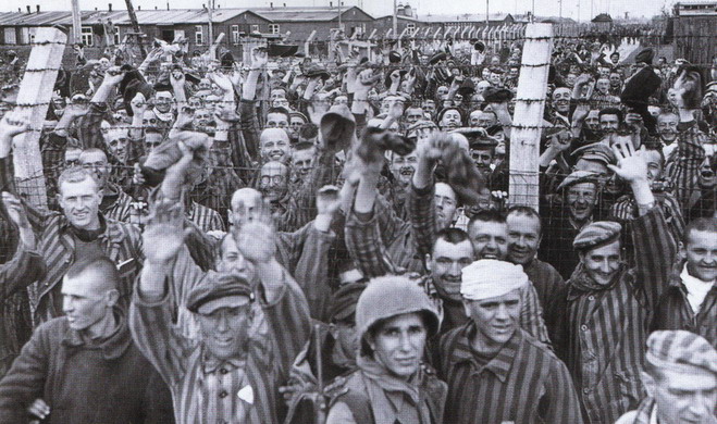 Imagen de los internos en el campo de Dachau el día de la liberación en abril de 1945