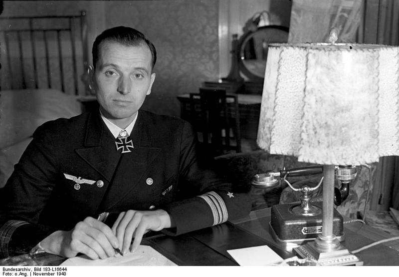 El Korvettenkapitän Otto Kretschmer fotografiado en su camarote