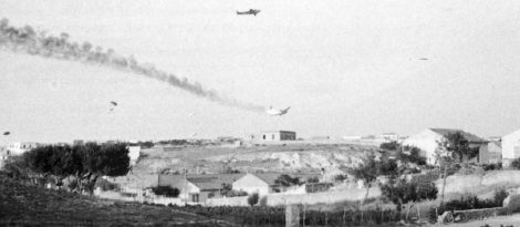Un Junker 52 alcanzado por el fuego antiaéreo sobre el aeródromo de Heraklion. 20 mayo 1941