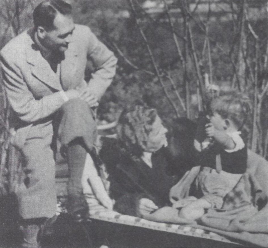 Hess junto a su hijo y su mujer