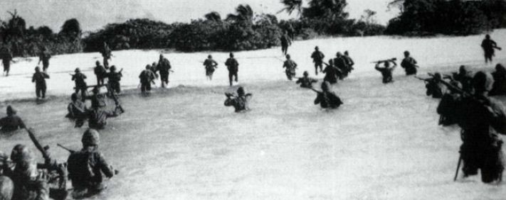 Tropas de asalto de marines desembarcando en el atolón de Eniwetok