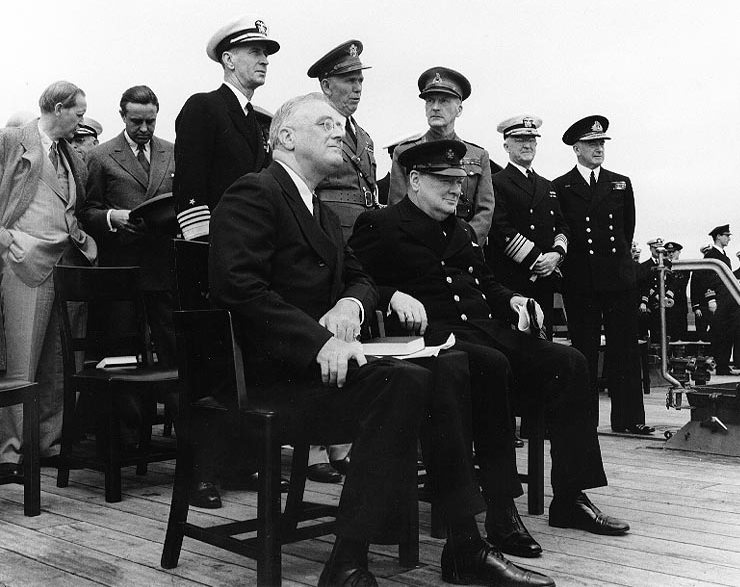 Franklin Roosevelt y Winston Churchill durante una reunión en el acorazado Prince of Wales el 10 de agosto de 1941