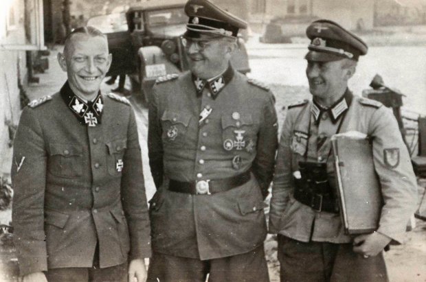 Erich von dem Bach-Zelewski charlando con unos oficiales, marzo de 1944