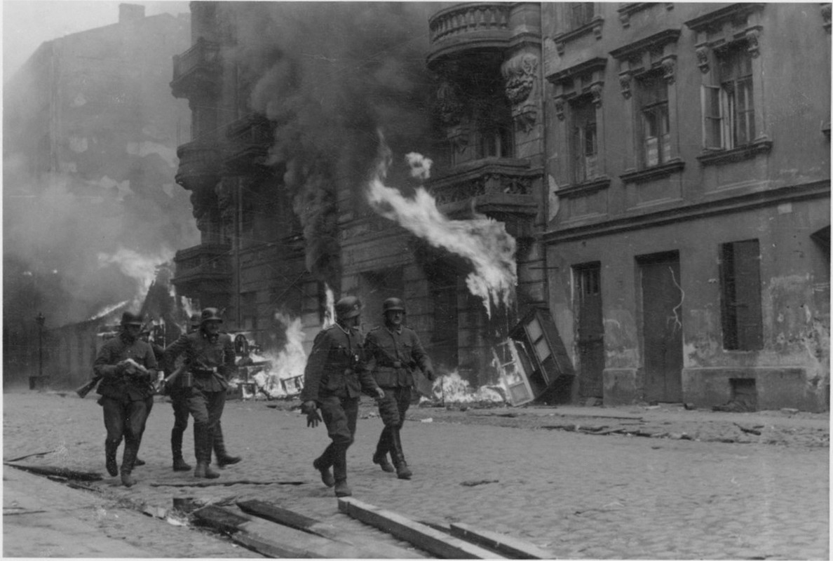 Tropas alemanas en la calle durante la quema del Gueto, abril de 1943