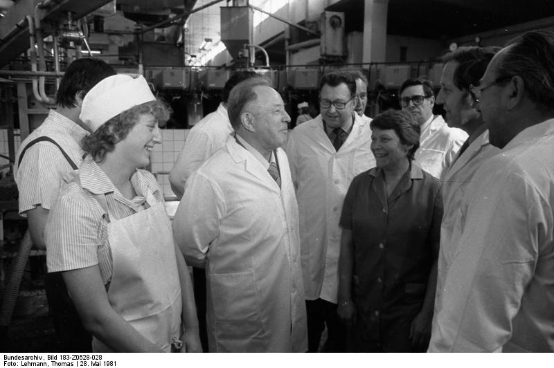 Erich Mielke en su circunscripción 36 Distrito de Halle junto con agricultores cooperativistas de producción de leche CGU Nessa, mayo de 1981