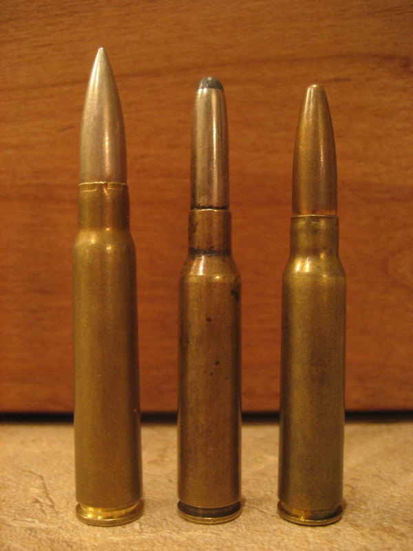 De izquierda a derecha, 7,92 x 57 Mauser, 6,5 x 52 y 7,35 x 51 Carcano. El cartucho de 6,5 x 52 para el fusil italiano Carcano M91, fue uno de los primeros cartuchos de pequeño calibre del mundo, para solucionar este inconveniente se le diseñó con punta redondeada y extremadamente largo