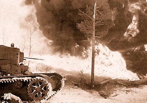 Tanque lanzallamas soviético asalta la línea Mannerheim