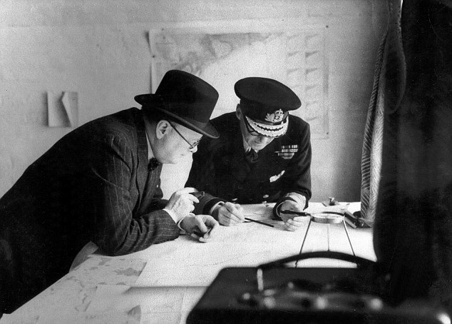 El Primer Ministro Winston Churchill y el almirante Sir Bertram Ramsay inspeccionar los mapas en la Base Naval en Dover, en los días previos a la Operación Dynamo