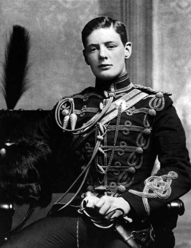 Churchill con uniforme militar de húsar en 1895, a la edad de 21 años