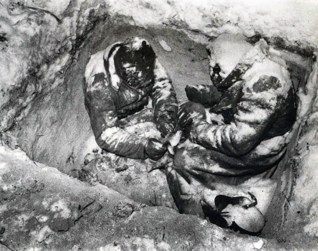 Dos soldados de infantería soviéticas muertos por congelamiento en su trinchera, Finlandia, 1940