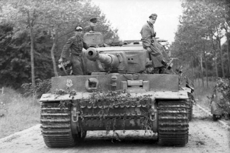 Tiger I de la Leibstandarte en Normandía. En el difícil terreno del Bocage, sería un carro defensivo ideal
