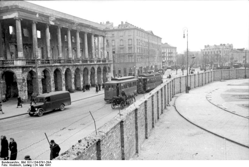 Muro del gueto de Varsovia. Vista del Palacio Lubomirski bombardeado en el parque Puerta de Hierro, 24 de mayo de 1941