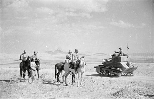Fuerzas Soviéticas y Británicas reuniéndose en el desierto cerca de Quazvin, agosto de 1941