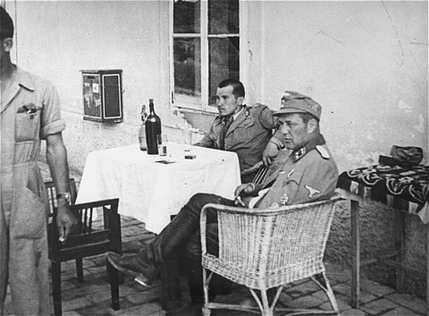 Maks Luburić junto a un oficial alemán de la SS, en el Campo de Concentración de Stara Gradiska