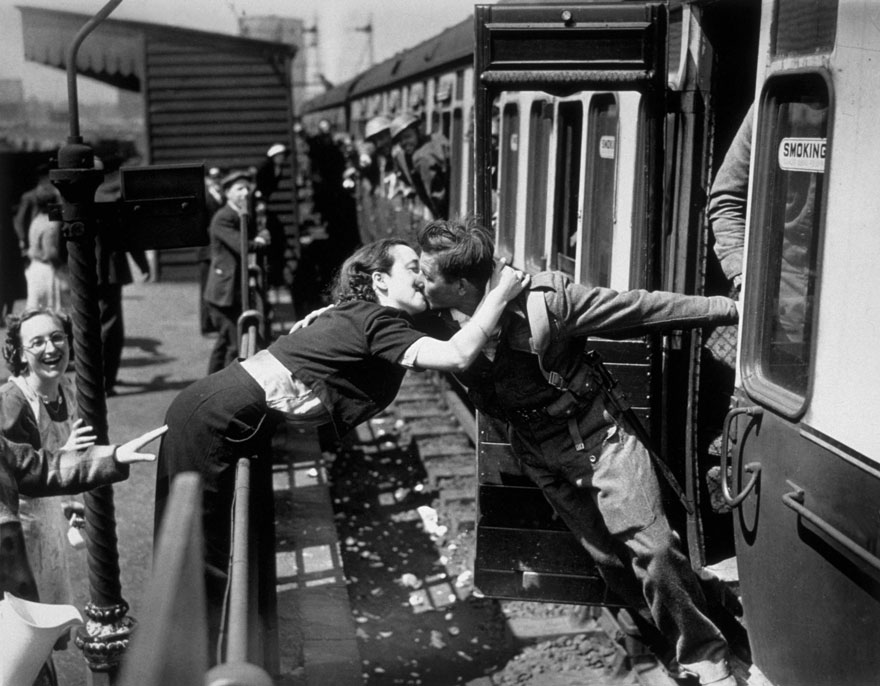 Besando a un soldado inglés que vuelve de la guerra, 1940