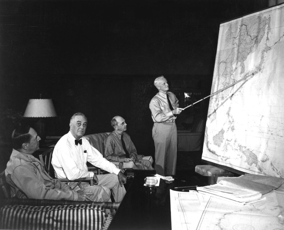 Conferencia del presidente Franklin Roosevelt en Hawai con el general Douglas MacArthur, el almirante Chester Nimitz y el almirante William Leahy. Septiembre de 1944