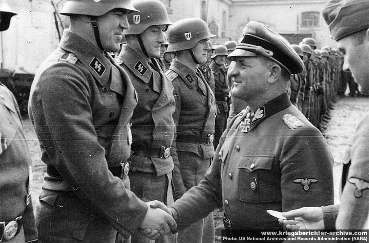 SS-Oberst-Gruppenführer Sepp Dietrich condecorando a sus tropas