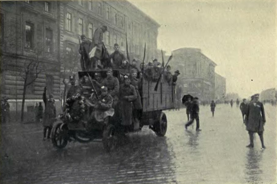 Soldados revolucionarios en Budapest