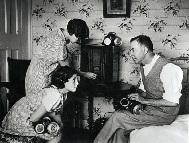 Una familia estadounidense sintonizando la radio