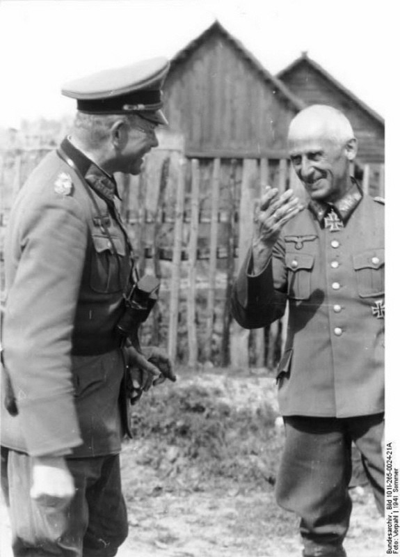 El Generaloberst Hermann Hoth bromea con el Generaloberst Heinz Guderian un día antes de la Operación Barbarroja