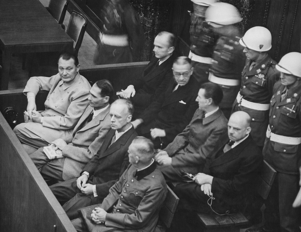 Goring, en la primera fila en el extremo izquierdo, durante su juicio en Núremberg