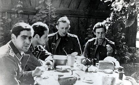 Hubert Furtwängler, Hans Scholl, Willi Graf y Alexander Schmorell con uniformes del ejército alemán