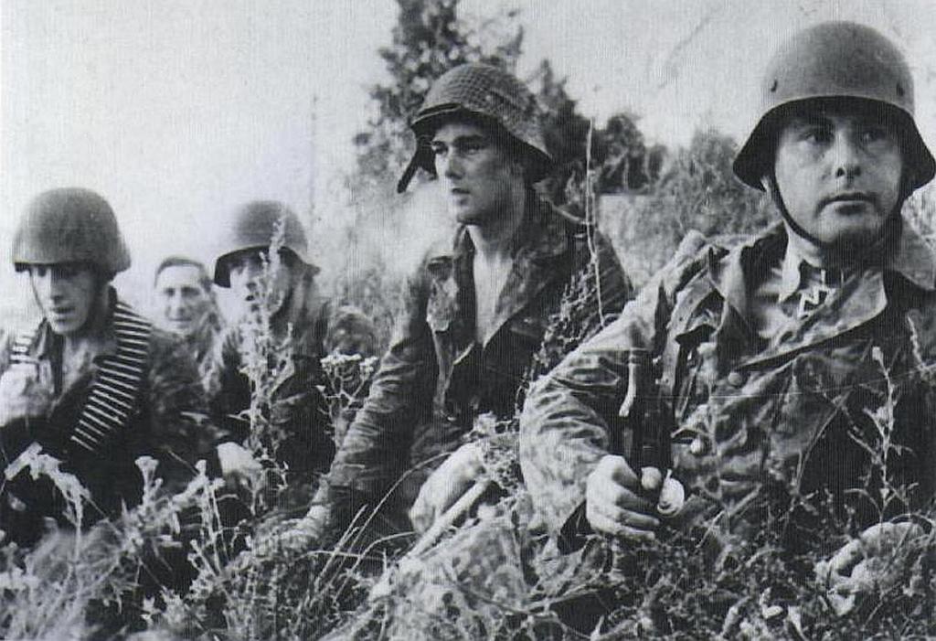 Léon Degrelle con soldados de la 28º División SS Belga Valona Wallonie en el frente del Este