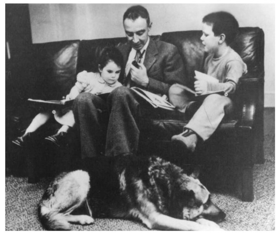 Robert Oppenheimer con sus dos hijos Peter y Katherine Robert Oppenheimer con sus dos hijos Peter y Katherine