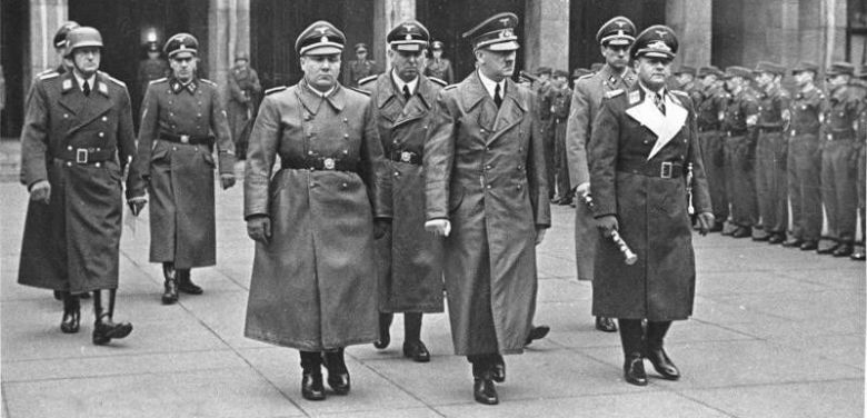 Martin Bormann junto a Adolf Hitler