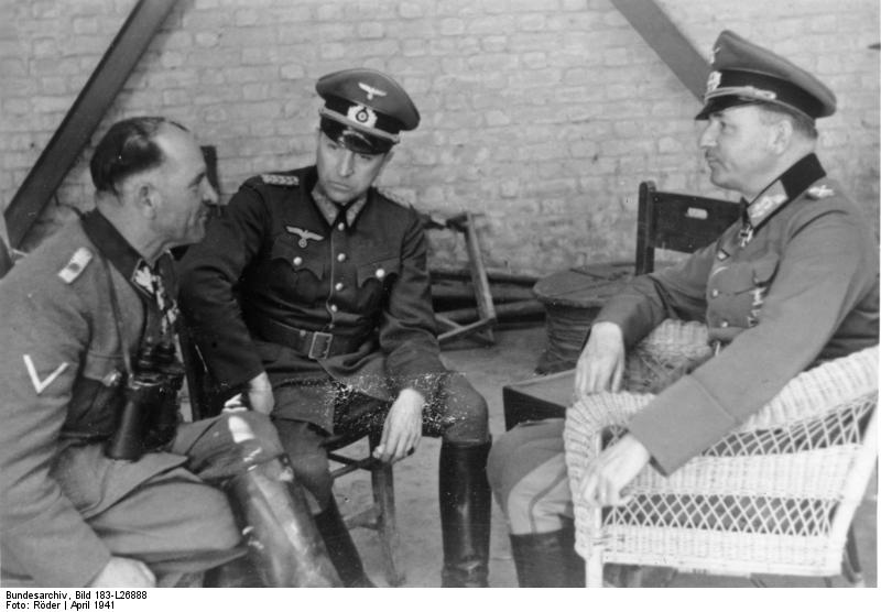 Generaloberst Joseph Dietrich charlando con Generalleutnant Hans von Greiffenberg y con el Generalfeldmarschall Wilhelm List en abril de 1941