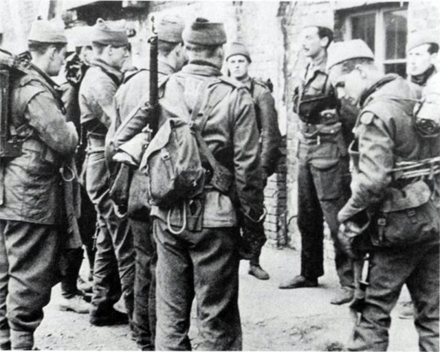 Lord Lovat, a la derecha, con oficiales del Comando Nº 4 previo a una incursión en la costa francesa en abril de 1942