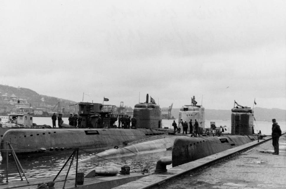 Tres submarinos Tipo XXI y un Tipo VII amarrados en Bergen, Noruega, mayo de 1945. El Tipo XXI en el centro es el U-2511