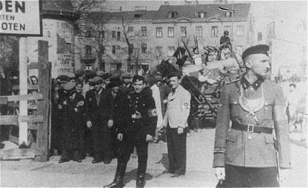 Policía alemana y judía custodian la entrada al barrio Litzmannstadt